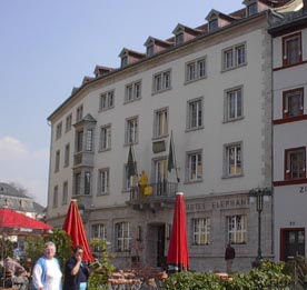 A thin balcony, b/c Hitler was afraid of heights!