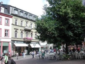 Naechste Haltestelle, University Square
